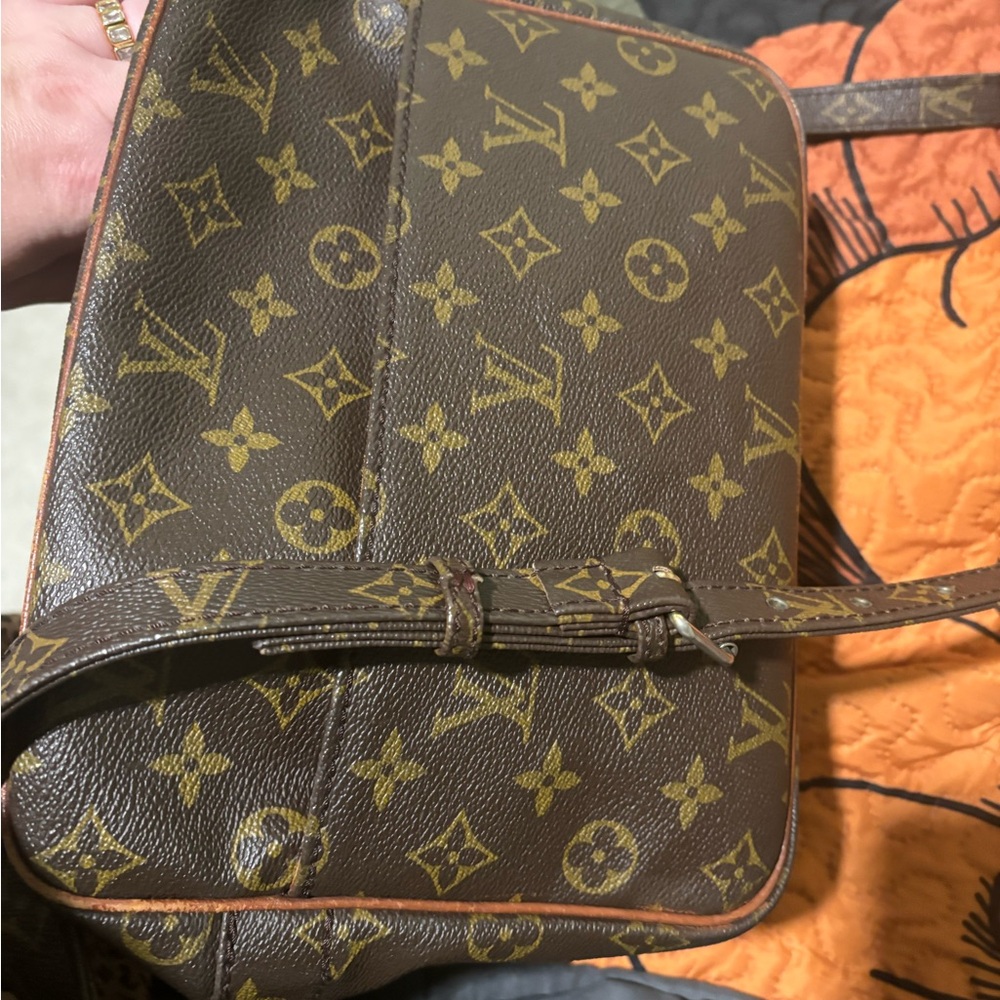 Authentic Louis Vuitton monogram messenger with COA - Picture 4 of 13